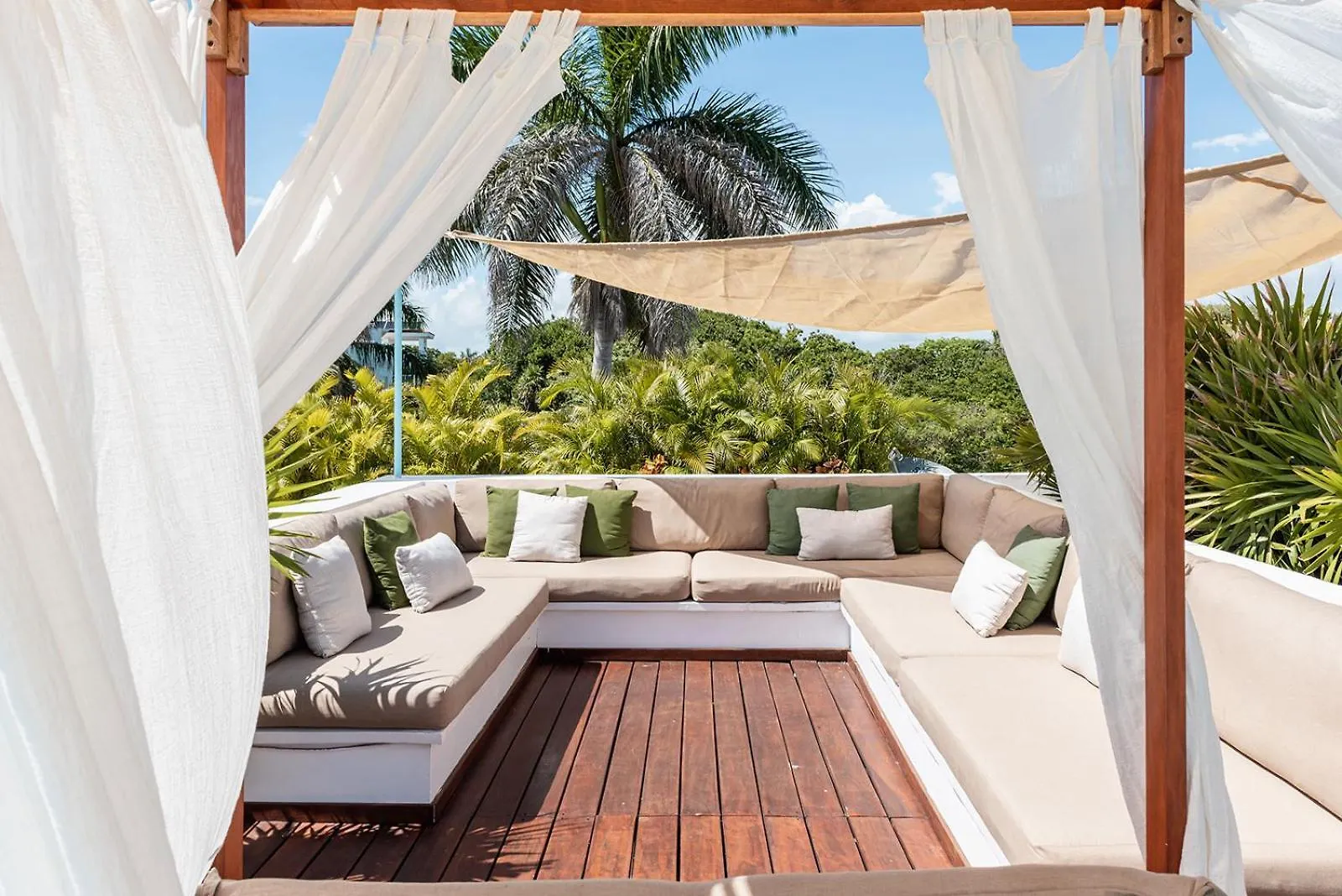 Sixteen Bedrooms Villa In Playa Del Carmen