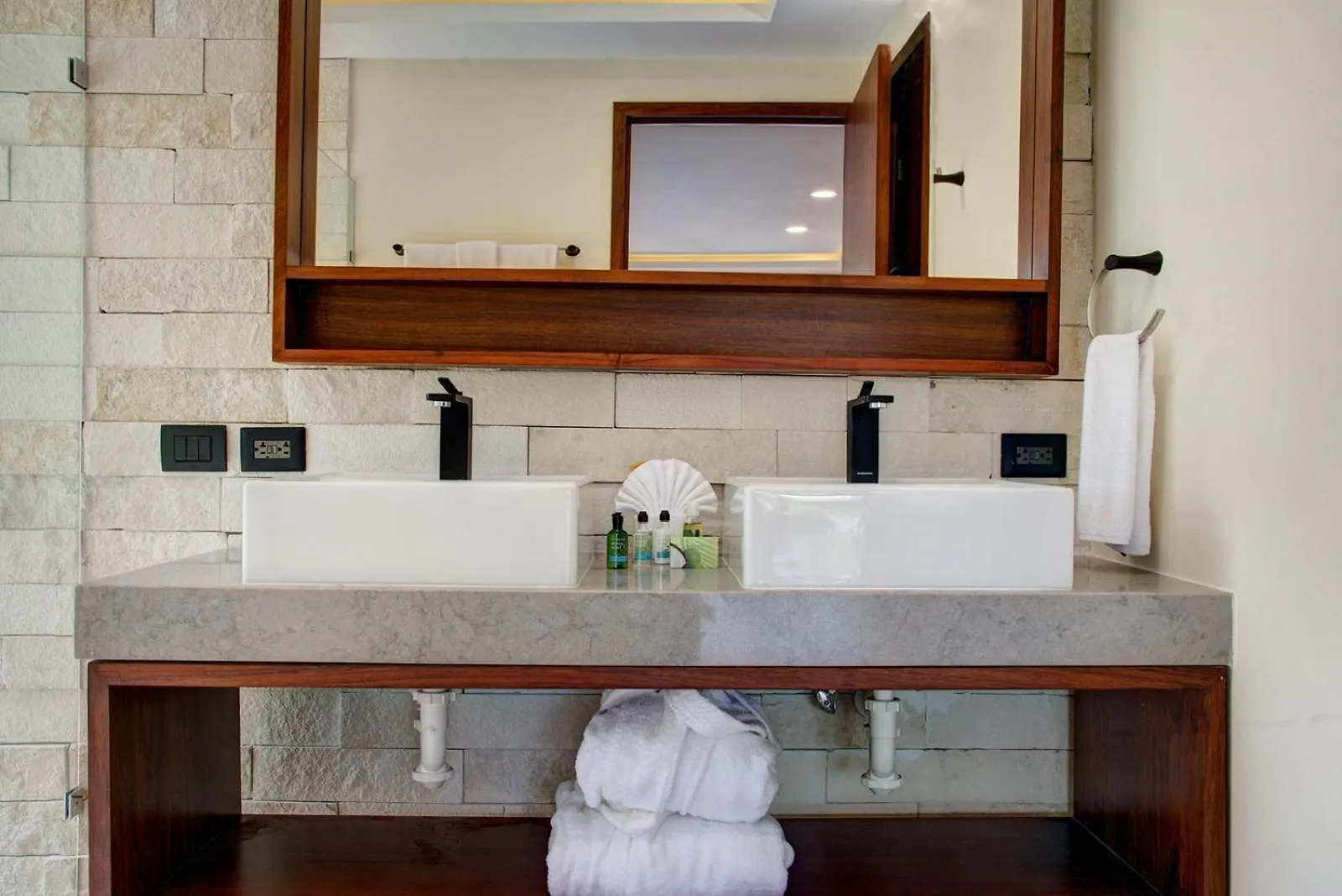Sixteen Bedrooms Villa In Playa Del Carmen