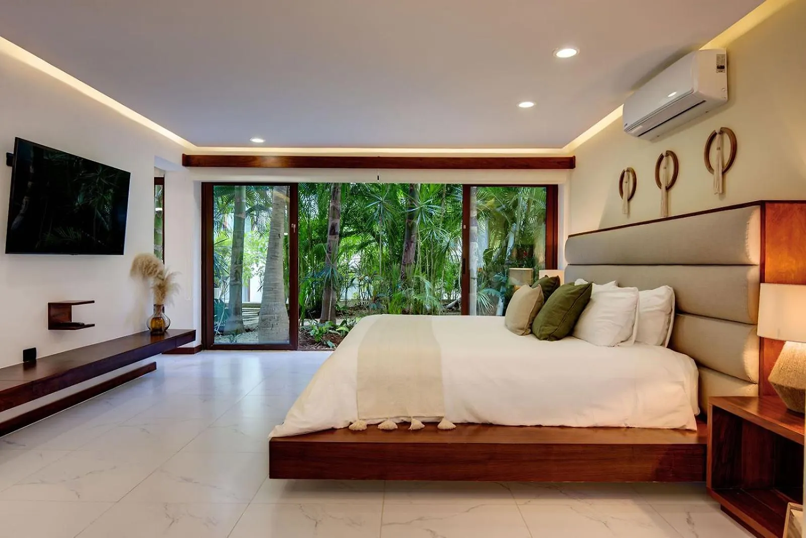 Sixteen Bedrooms Villa In Playa Del Carmen